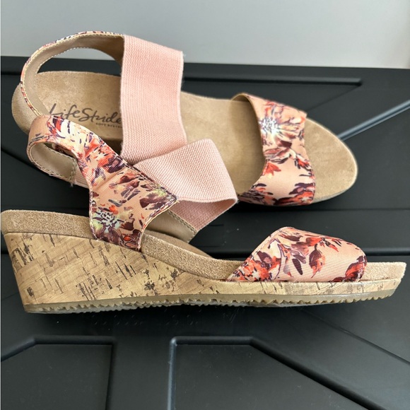 Life Stride Blush Multicolored Floral Pattern Size 6.5 - Picture 2 of 8